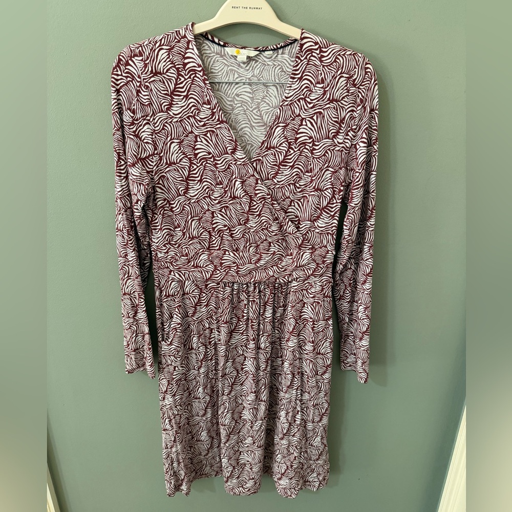 Boden Layla jersey dress in a maroon zebra wave print size 10